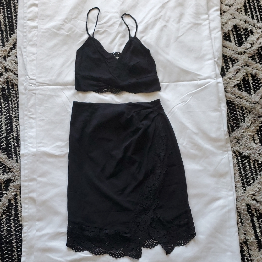 Elegant Black Intimately Set